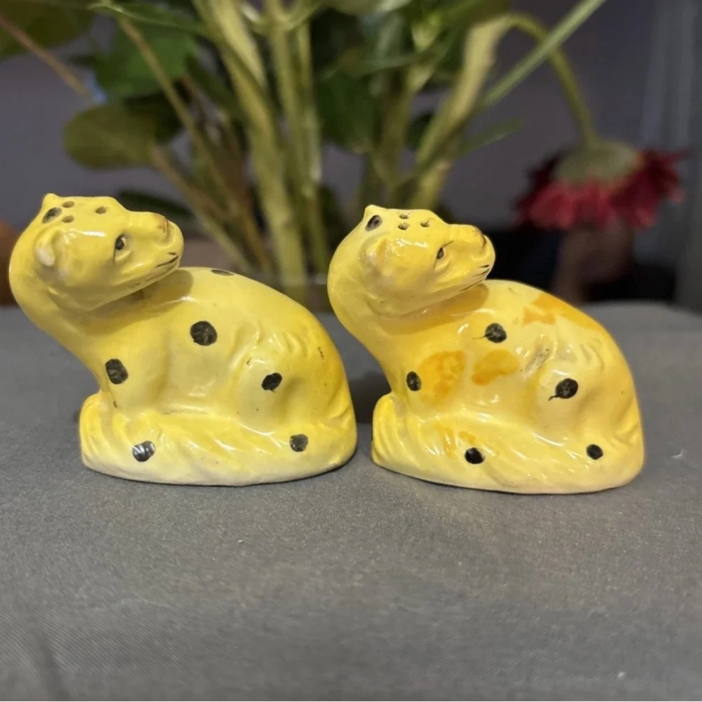 Vintage Made In Japan Yellow Spotted Leopards Salt and Pepper Shaker - Picture 5 of 5
